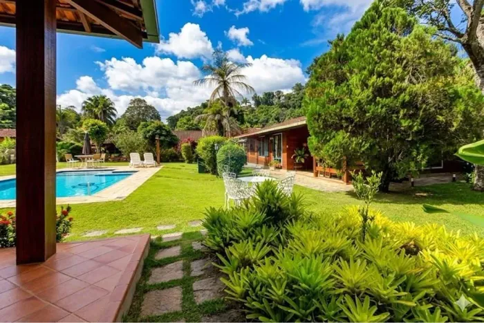Propriedade de Alto Padrão com SPA Completo, 2 Casas e Lazer Privativo em Meio à Natureza!