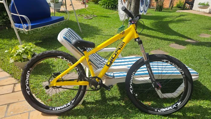 Bicicleta Gios aro 26 compelta , com cubo barulhento, mesinha camaleão, banco ddk, 