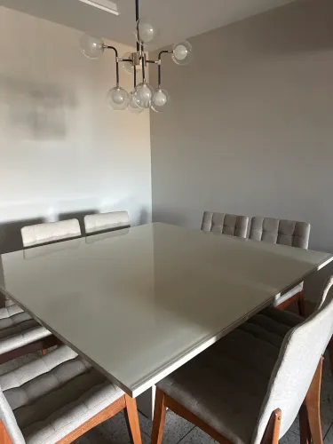 Mesa de jantar (as cadeiras não estão incluídas)