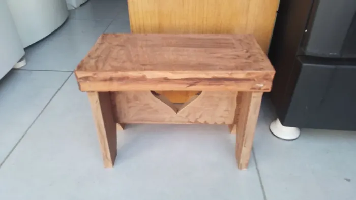 Banquinho de madeira