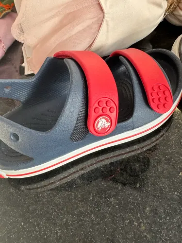 Crocs lindo azul e vermelho 