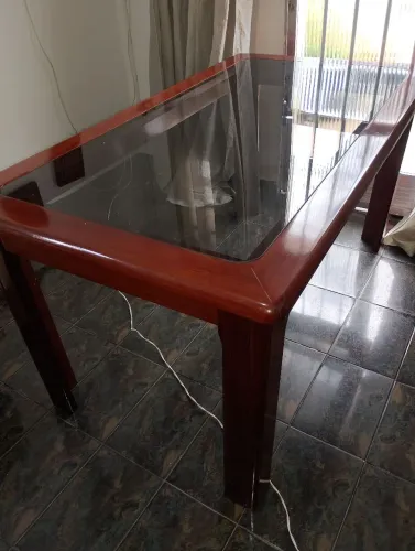 Mesa de madeira maciça p/ 6 lugares
