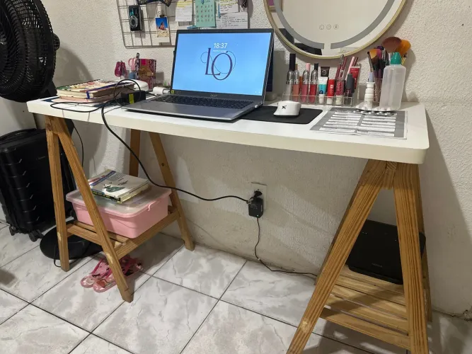 Escrivaninha para estudo/trabalho com pés de pallet