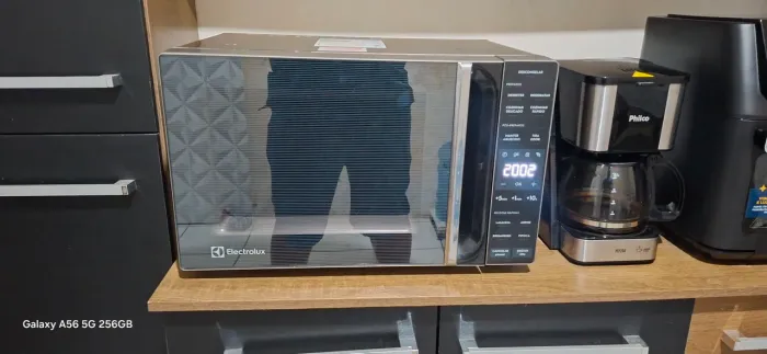 Micro-ondas Electrolux 23L Prata Eficiente ME23S 4 Meses de usso.