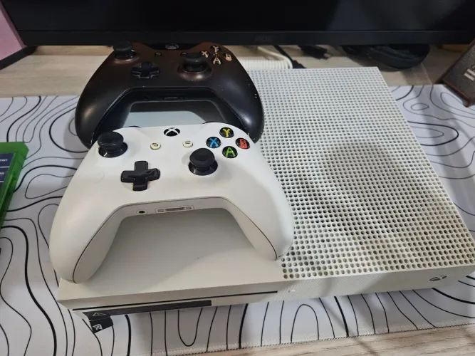 Xbox One S - 500gb + 2 controles + Xbox One 500gb para substituição de peças
