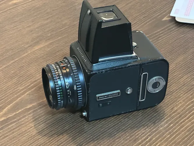 Hasselblad 500cm + lente 80mm f/2.8 + magazine A12