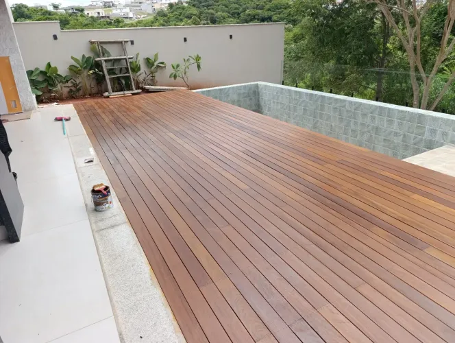 Deck e forro de madeira 