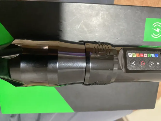 Máquina tattoo sem fio tipo FK IRONS EXO, completa + 2 baterias