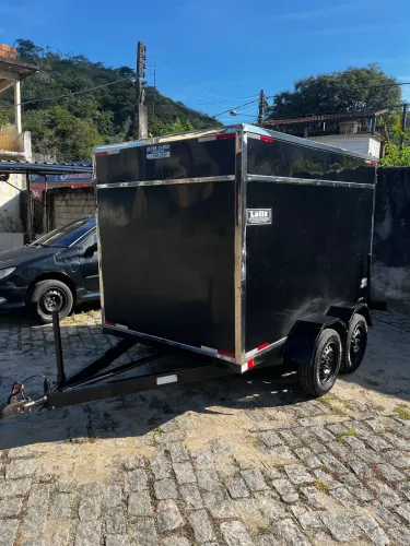 Carretinha baú frigorífio reboque 2 eixos 