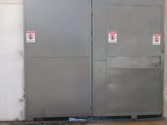 Casa Grande de 2 Quartos com Garagem 