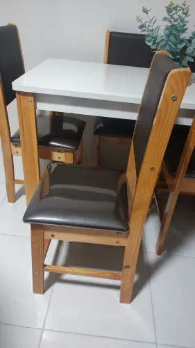Mesa com 6 cadeiras