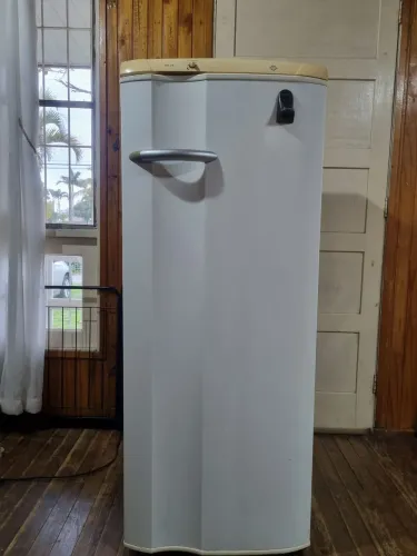 Geladeira Eletrolux 239 Litros, excelente estado de conservação. 