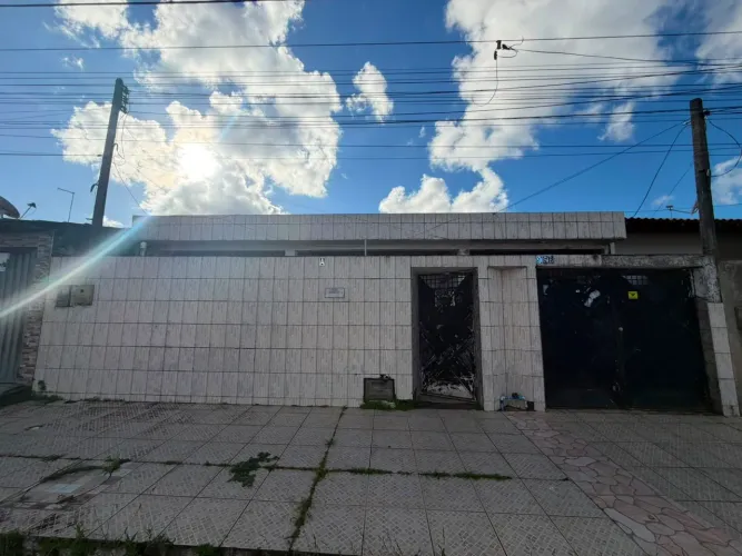 VENDO CASA NO EUSTAQUIO GOMES SEGUNDA RUA POR TRAZ DO SUPERMERCADO SUPER MIX
