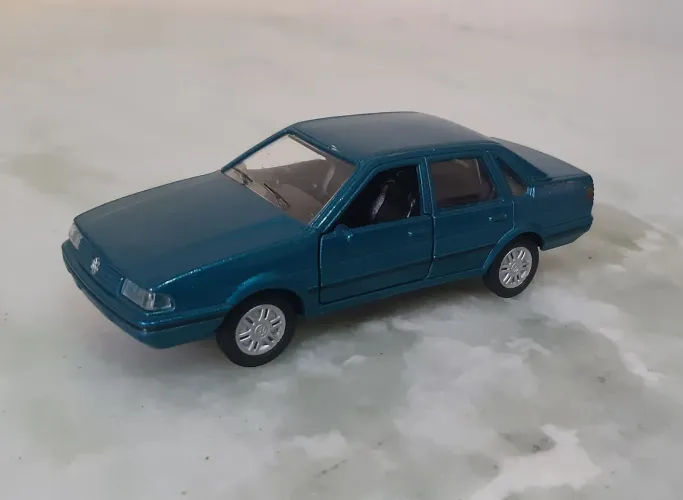 Miniatura Volkswagen Santana cli série clássicos nacionais em metal