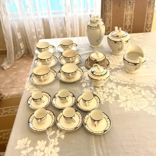Porcelana Inglesa filetada a ouro - 64 peças