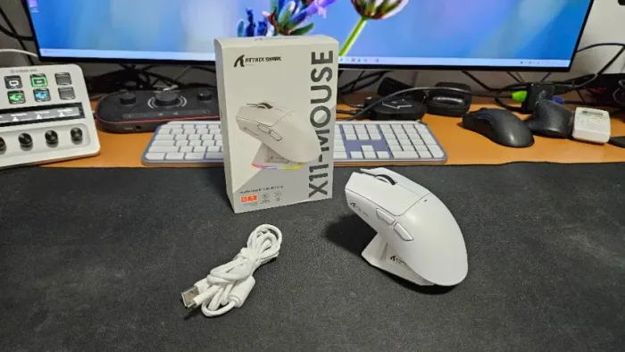 Mouse Gamer Sem Fio Attack Shark X11 PixArt PAW3311 Com Três Modos BT 2.4G E Base De Carre