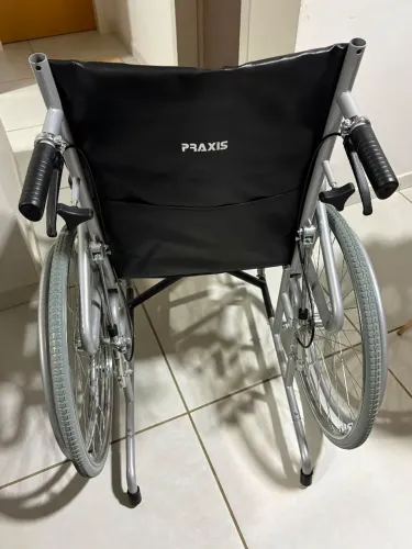 Vendo cadeira de rodas ,usada uma vez.