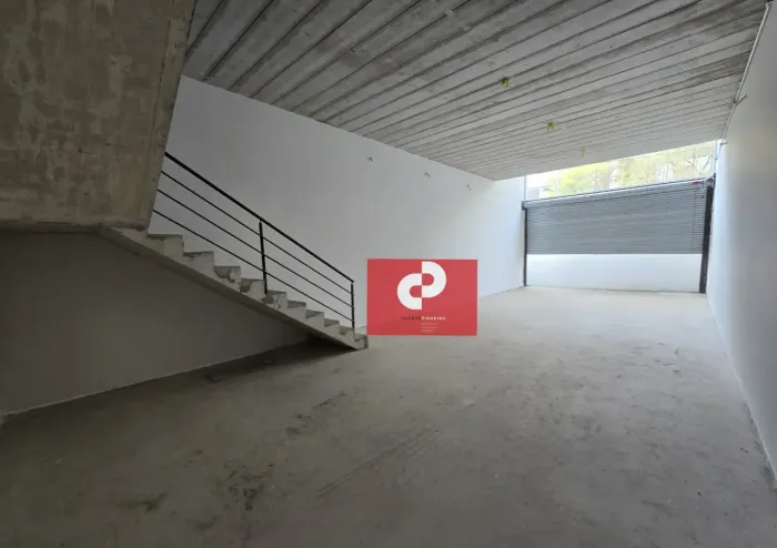 Imóvel comercial medindo 6m de frente por 20 da frente aos fundos, totalizando 120m² de te