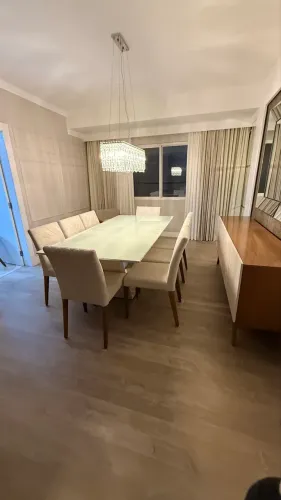 Mesa jantar com 8 cadeiras, lustre e balcão buffet