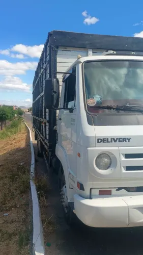 Volkswagen * na boiadeira de 7 . metros bem calçado de pneu 