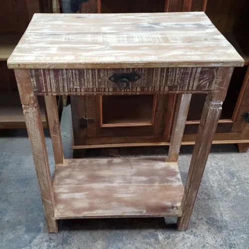 Aparador Com Detalhes De Tinta Branca