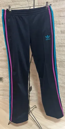 Calça adidas original feminina com bolso embutido fechado com ziper e boca reta com ziper