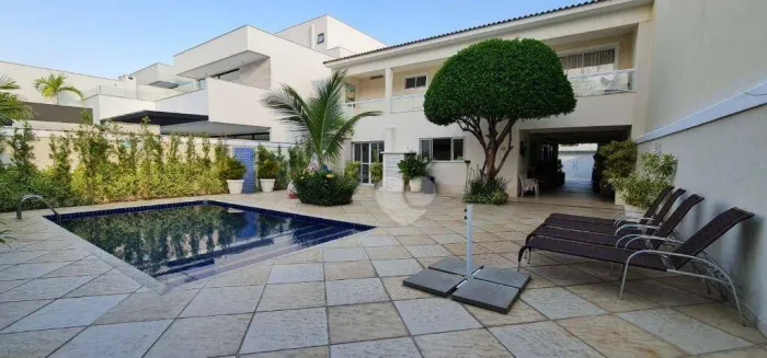 Casa em condomínio fechado com 396 m2 , 4 quartos , piscina, amplo quintal, 4 vagas a vend