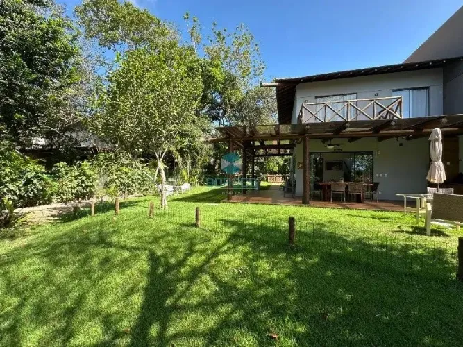 Casa à venda em condomínio na Praia do Forte - Mata de São João-BA: 3 quartos, 3 suítes, 3