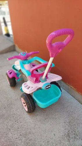 Quadriciclo infantil passeio e pedal.