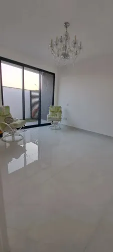 Rio das Ostras. Casa com Salão Integrado à Cozinha, 3 Quartos, Sendo 1 Suíte e 2 Vagas.