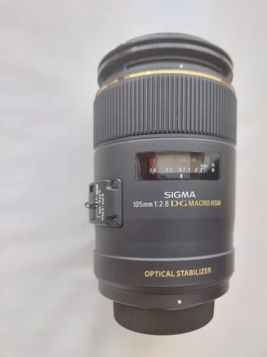 lente semi-nova(pouco uso) 105 mm Macro da Sigma (para Nikon) f 2.8 EX DG com estojo