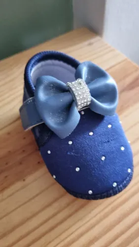 Sapatinho de bebê azul com laço e strass