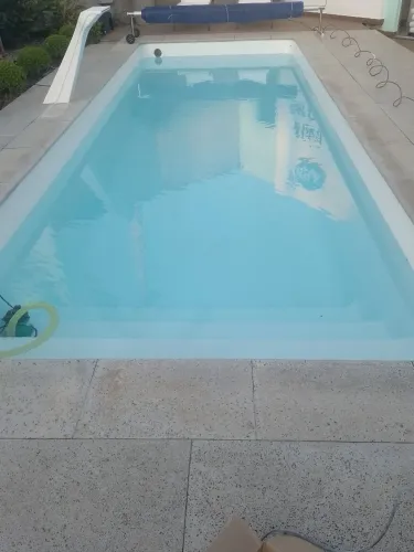 Reformas e Acentamento de faixas de pastilha em piscinas de fibra....