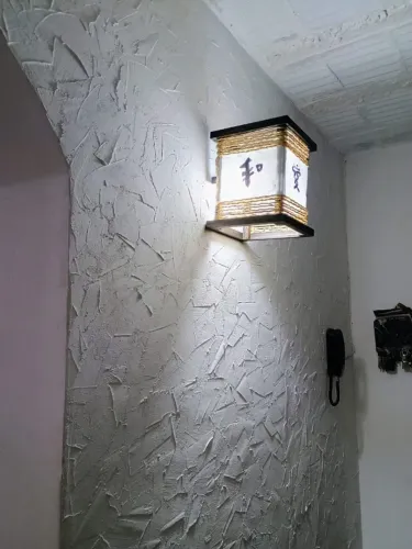 Arandela luminária de parede rustica oriental com ideograma artesanal sala quarto madeira 