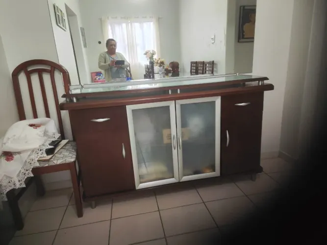 Buffet com vidro leitoso 