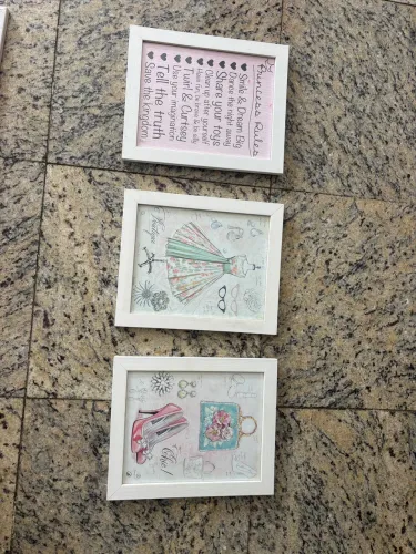 Conjunto com 3 Quadros Decorativos Femininos - Moldura Branca 33x27 cm