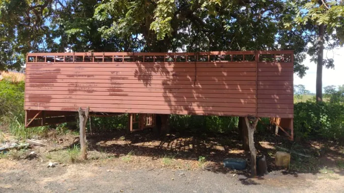 Gaiola sobre grade para caminhão toco