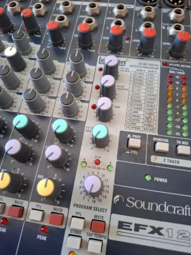 Mesa de Som Soundcraft EFX12 - 12 Canais