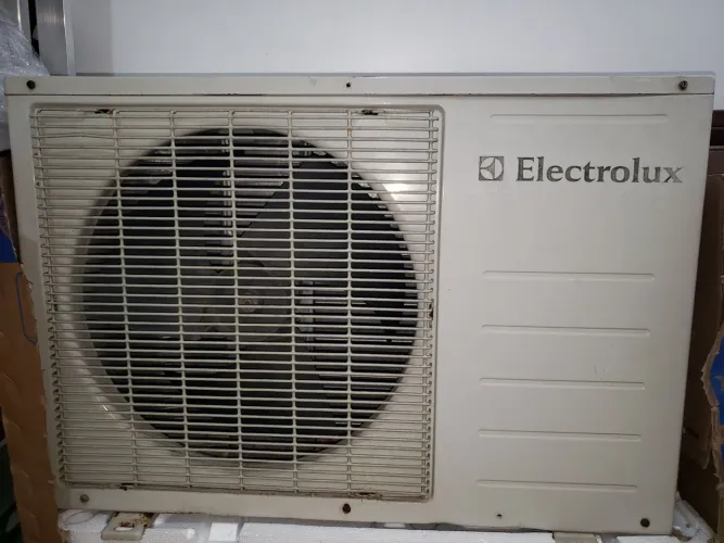 Condensadora Eletrolux 9.000 BTUS execelente estado