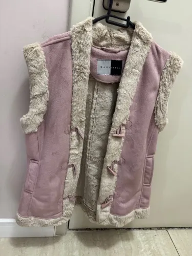 Colete feminino rosa com detalhes em pele