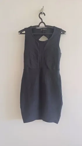 Vestido Preto Elegante com Detalhes