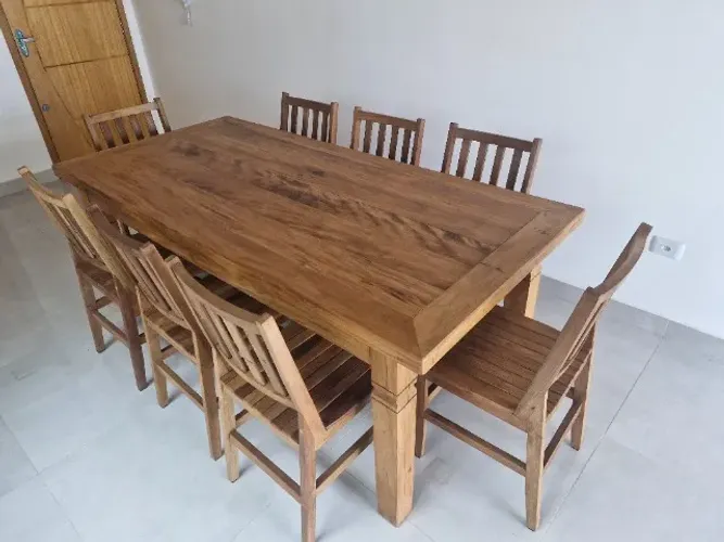 Mesa rústica com 8 cadeiras
