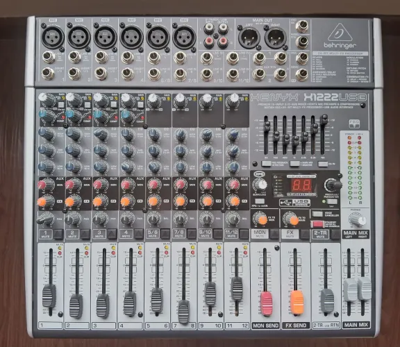 Som profissional: Duas caixas ativas 250w mais uma mesa de som Behringer Xenyx 1222 USB