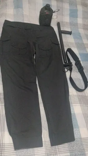 Calça tática com brindes. 
