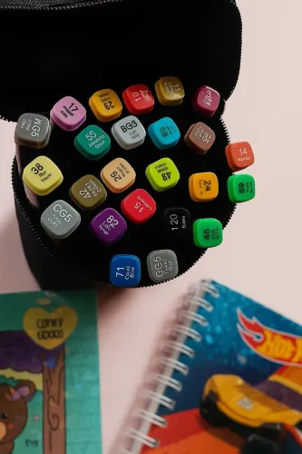 Livro para colorir e canetas coloridas