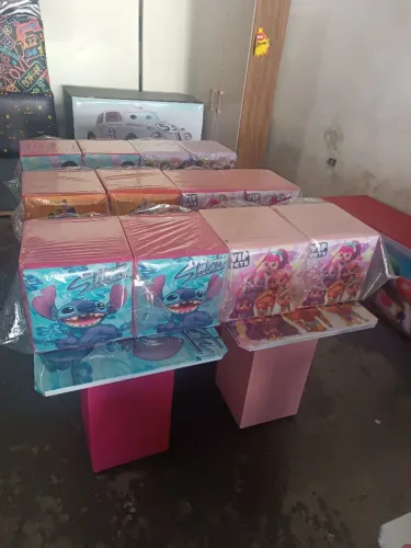 Conjunto de Mesa com 2 pufs Infantil, FEITO NO TEMA DESEJADO *