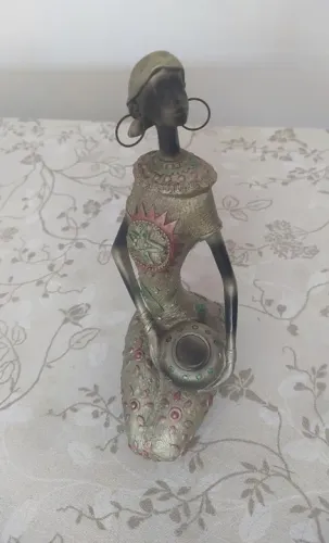 Escultura Mulher Africana - Decorativa com 21 CM.