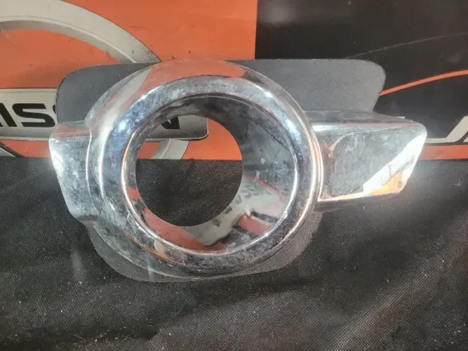 Moldura do Farol de Milha Direito Renault Kwid 2017 a 2022 (c Furo) Friso Cromado