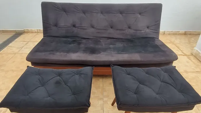 Sofá cama com 2 banquetas e duas almofadas