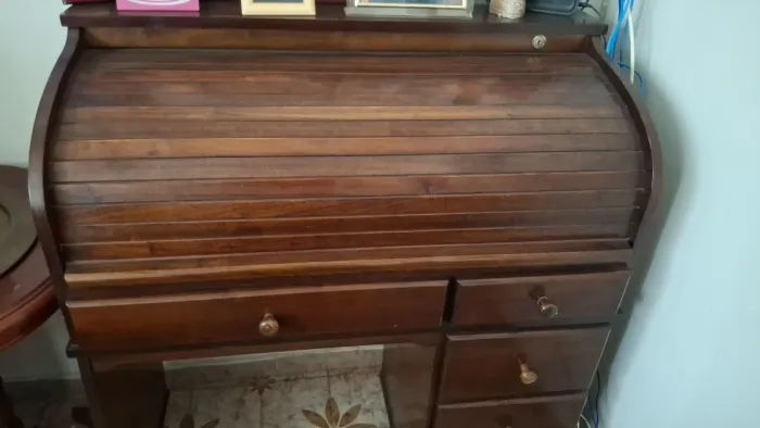Escrivaninha de Madeira com Detalhes